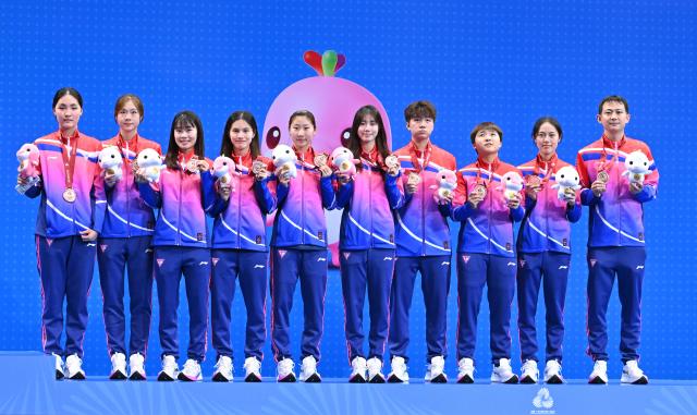 (251113) -- SHENZHEN, Nov. 13, 2025 (Xinhua) -- Bronze medalists team Shanghai pose during the awarding ceremony for the U18 women's team of badminton at China's 15th National Games in Shenzhen, south China's Guangdong Province, Nov. 13, 2025. (Xinhua/Li He)