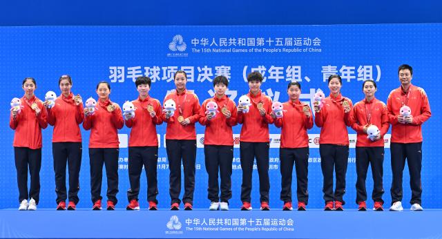 (251113) -- SHENZHEN, Nov. 13, 2025 (Xinhua) -- Gold medalists team Jiangsu pose during the awarding ceremony for the U18 women's team of badminton at China's 15th National Games in Shenzhen, south China's Guangdong Province, Nov. 13, 2025. (Xinhua/Li He)