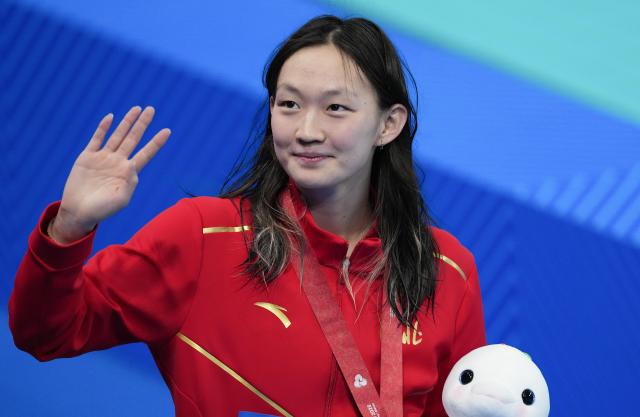 (251113) -- SHENZHEN, Nov. 13, 2025 (Xinhua) -- Silver medalist Li Bingjie of Hebei greets the spectators after the awarding ceremony for the women's 200m freestyle of swimming at China's 15th National Games in Shenzhen, south China's Guangdong Province, Nov. 13, 2025. (Xinhua/Xue Yuge)