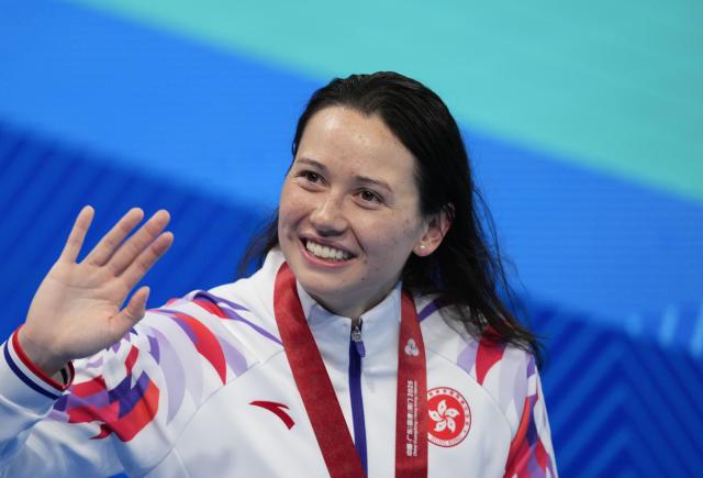 (251113) -- SHENZHEN, Nov. 13, 2025 (Xinhua) -- Gold medalist Siobhan Bernadette Haughey of Hong Kong greets the spectators after the awarding ceremony for the women's 200m freestyle of swimming at China's 15th National Games in Shenzhen, south China's Guangdong Province, Nov. 13, 2025. (Xinhua/Xue Yuge)