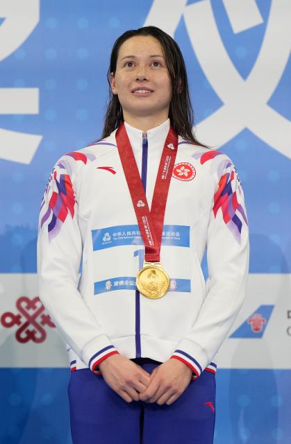 (251113) -- SHENZHEN, Nov. 13, 2025 (Xinhua) -- Gold medalist Siobhan Bernadette Haughey of Hong Kong poses during the awarding ceremony for the women's 200m freestyle of swimming at China's 15th National Games in Shenzhen, south China's Guangdong Province, Nov. 13, 2025. (Xinhua/Xia Yifang)