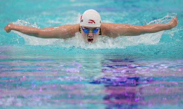 (251113) -- SHENZHEN, Nov. 13, 2025 (Xinhua) -- Zhang Yufei of Jiangsu competes during the women's 200m butterfly semifinal of swimming event at China's 15th National Games in Shenzhen, south China's Guangdong Province, Nov. 13, 2025. (Xinhua/Xia Yifang)