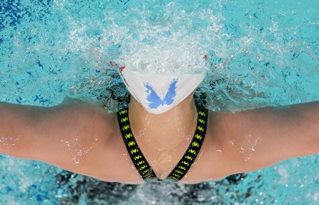 (251113) -- SHENZHEN, Nov. 13, 2025 (Xinhua) -- Photo rotated 180 degrees shows Zhang Yufei of Jiangsu competing during the women's 200m butterfly semifinal of swimming event at China's 15th National Games in Shenzhen, south China's Guangdong Province, Nov. 13, 2025. (Xinhua/Tenzin Nyida)