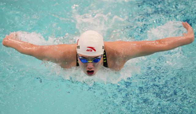(251113) -- SHENZHEN, Nov. 13, 2025 (Xinhua) -- Zhang Yufei of Jiangsu competes during the women's 200m butterfly semifinal of swimming event at China's 15th National Games in Shenzhen, south China's Guangdong Province, Nov. 13, 2025. (Xinhua/Tenzin Nyida)