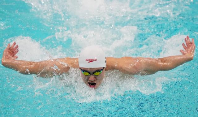 (251113) -- SHENZHEN, Nov. 13, 2025 (Xinhua) -- Wang Shun of Zhejiang competes during the men's 200m individual medley semifinal of swimming at China's 15th National Games in Shenzhen, south China's Guangdong Province, Nov. 13, 2025. (Xinhua/Tenzin Nyida)