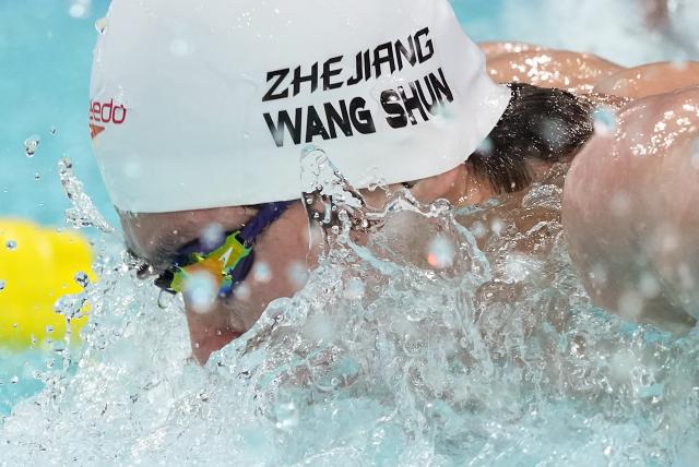 (251113) -- SHENZHEN, Nov. 13, 2025 (Xinhua) -- Wang Shun of Zhejiang competes during the men's 200m individual medley semifinal of swimming at China's 15th National Games in Shenzhen, south China's Guangdong Province, Nov. 13, 2025. (Xinhua/Du Yu)