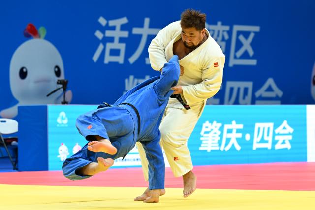 (251113) -- ZHAOQING, Nov. 13, 2025 (Xinhua) -- Yin Yongjie (L) of Shandong competes against Erihemubatu of Inner Mongolia during the Judo mixed team final between Shandong and Inner Mongolia at China's 15th National Games in Zhaoqing, south China's Guangdong Province, Nov. 13, 2025. (Xinhua/Zhu Xiang)