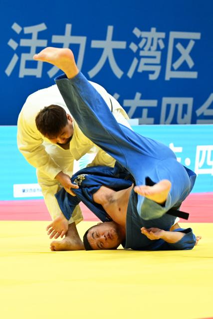 (251113) -- ZHAOQING, Nov. 13, 2025 (Xinhua) -- Yin Yongjie (L) of Shandong competes against Erihemubatu of Inner Mongolia during the Judo mixed team final between Shandong and Inner Mongolia at China's 15th National Games in Zhaoqing, south China's Guangdong Province, Nov. 13, 2025. (Xinhua/Zhu Xiang)