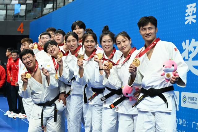 (251113) -- ZHAOQING, Nov. 13, 2025 (Xinhua) -- Gold medalists team Shandong pose during the awarding ceremony for Judo mixed team between Shandong and Inner Mongolia at China's 15th National Games in Zhaoqing, south China's Guangdong Province, Nov. 13, 2025. (Xinhua/Zhu Xiang)