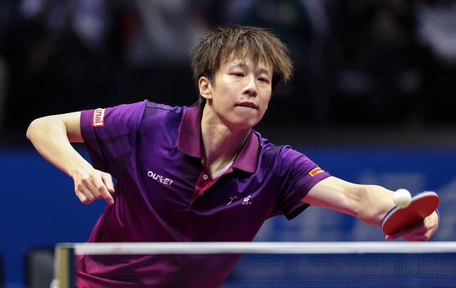 (251113) -- MACAO, Nov. 13, 2025 (Xinhua) -- Lin Gaoyuan hits a return during the men's singles quaterfinal match of table tennis between Wang Chuqin of Beijing and Lin Gaoyuan of Guangdong at China's 15th National Games in Macao, south China, Nov. 13, 2025. (Xinhua/Liang Xu)