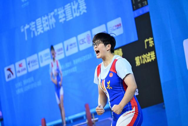 (251113) -- DONGGUAN, Nov. 13, 2025 (Xinhua) -- Peng Cuiting of Guangdong reacts in snatch during the weightlifting women's 81kg final at China's 15th National Games in Dongguan, south China's Guangdong Province, Nov. 13, 2025. (Xinhua/Yang Chenguang)