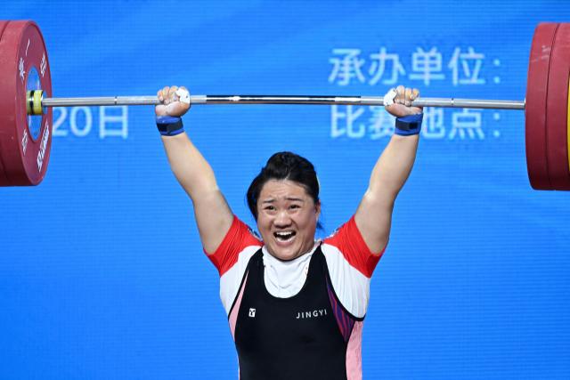 (251113) -- DONGGUAN, Nov. 13, 2025 (Xinhua) -- Wu Yan of Jiangsu competes in clean and jerk during the weightlifting women's 81kg final at China's 15th National Games in Dongguan, south China's Guangdong Province, Nov. 13, 2025. (Xinhua/Yang Chenguang)