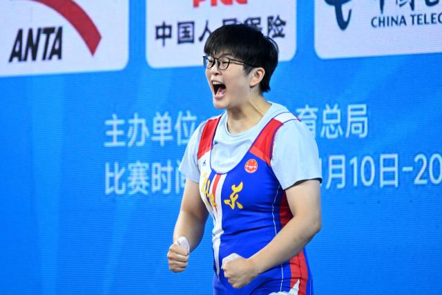 (251113) -- DONGGUAN, Nov. 13, 2025 (Xinhua) -- Peng Cuiting of Guangdong reacts in snatch during the weightlifting women's 81kg final at China's 15th National Games in Dongguan, south China's Guangdong Province, Nov. 13, 2025. (Xinhua/Yang Chenguang)