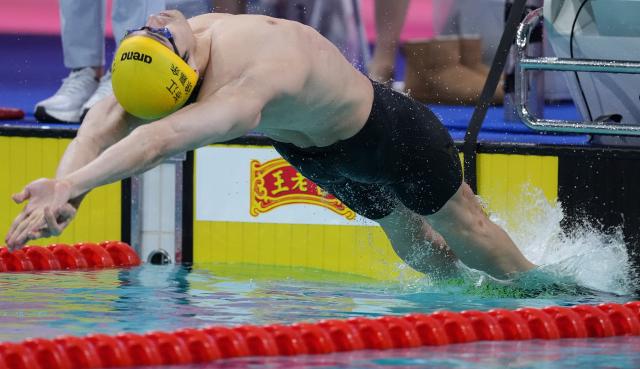 (251113) -- SHENZHEN, Nov. 13, 2025 (Xinhua) -- Xu Jiayu of team Zhejiang competes during the mixed 4x100m medley relay final of swimming at China's 15th National Games in Shenzhen, south China's Guangdong Province, Nov. 13, 2025. (Xinhua/Du Yu)