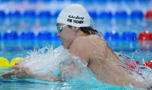 (251113) -- SHENZHEN, Nov. 13, 2025 (Xinhua) -- Xie Yichen of team Zhejiang competes during the mixed 4x100m medley relay final of swimming at China's 15th National Games in Shenzhen, south China's Guangdong Province, Nov. 13, 2025. (Xinhua/Du Yu)