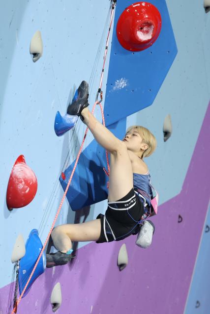 (251113) -- GUANGZHOU, Nov. 13, 2025 (Xinhua) -- Luo Zhilu of Shaanxi competes during the women's lead final of sport climbing at China's 15th National Games in Guangzhou, south China's Guangdong Province, Nov. 13, 2025. (Xinhua/Yang Shiyao)