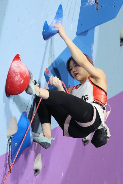 (251113) -- GUANGZHOU, Nov. 13, 2025 (Xinhua) -- Zhang Yuetong of Guangdong competes during the women's lead final of sport climbing at China's 15th National Games in Guangzhou, south China's Guangdong Province, Nov. 13, 2025. (Xinhua/Yang Shiyao)