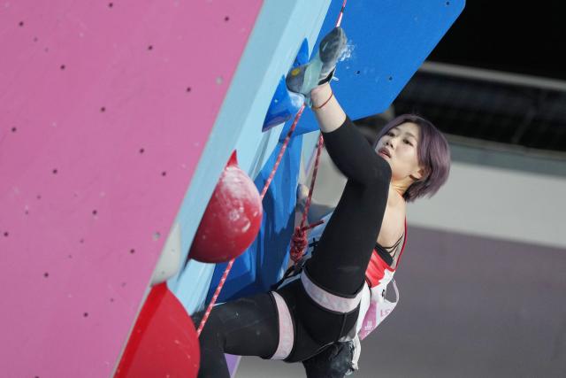 (251113) -- GUANGZHOU, Nov. 13, 2025 (Xinhua) -- Zhang Yuetong of Guangdong competes during the women's lead final of sport climbing at China's 15th National Games in Guangzhou, south China's Guangdong Province, Nov. 13, 2025. (Xinhua/Jigme Dorji)