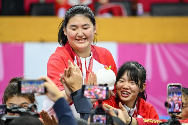 (251113) -- ZHONGSHAN, Nov. 13, 2025 (Xinhua) -- Zhang Ziyu (top) of Shandong celebrates winning the U18 women's final match of basketball at China's 15th National Games in Zhongshan, south China's Guangdong Province, Nov. 13, 2025. (Xinhua/Ding Lei)