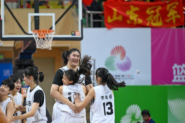 (251113) -- ZHONGSHAN, Nov. 13, 2025 (Xinhua) -- Members of team Shandong celebrate winning the U18 women's final match of basketball between Shandong and Jiangsu at China's 15th National Games in Zhongshan, south China's Guangdong Province, Nov. 13, 2025. (Xinhua/Ding Lei)