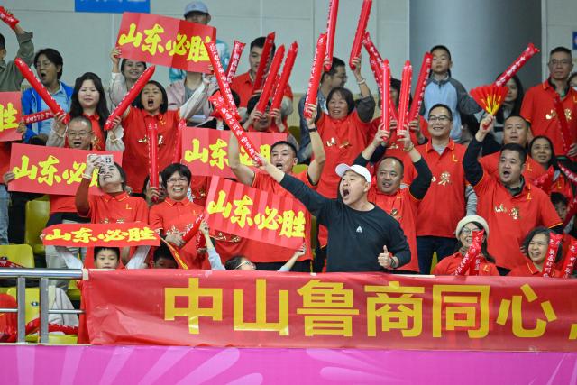 (251113) -- ZHONGSHAN, Nov. 13, 2025 (Xinhua) -- Fans of team Shandong cheer during the U18 women's final match of basketball between Shandong and Jiangsu at China's 15th National Games in Zhongshan, south China's Guangdong Province, Nov. 13, 2025. (Xinhua/Ding Lei)