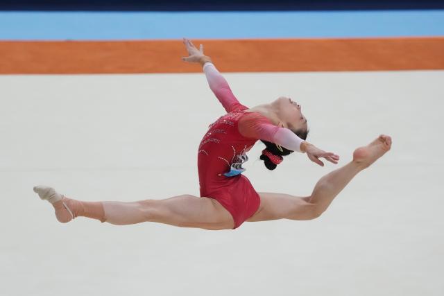 (251113) -- ZHAOQING, Nov. 13, 2025 (Xinhua) -- Chang Ruohan of Hubei competes in floor exercise during the artistic gymnastics women's team final at China's 15th National Games in Zhaoqing, south China's Guangdong Province, Nov. 13, 2025. (Xinhua/Xu Bingjie)