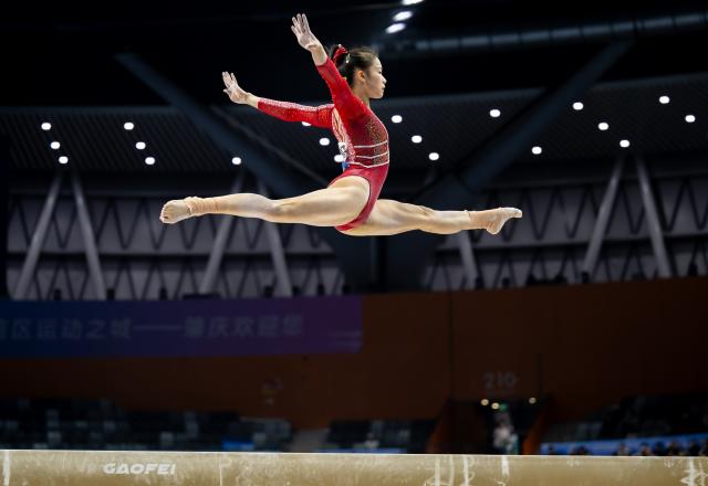 (251113) -- ZHAOQING, Nov. 13, 2025 (Xinhua) -- Jin Xiaoxuan of Zhejiang competes in balance beam during the artistic gymnastics women's team final at China's 15th National Games in Zhaoqing, south China's Guangdong Province, Nov. 13, 2025. (Xinhua/Du Zixuan)