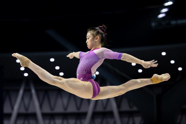 (251113) -- ZHAOQING, Nov. 13, 2025 (Xinhua) -- Ke Qinqin of Guangdong competes in balance beam during the artistic gymnastics women's team final at China's 15th National Games in Zhaoqing, south China's Guangdong Province, Nov. 13, 2025. (Xinhua/Du Zixuan)