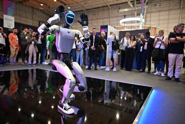 (251113) -- LISBON, Nov. 13, 2025 (Xinhua) -- A robot of Unitree Robotics interacts with attendees at the Web Summit in Lisbon, Portugal, Nov. 12, 2025.
  TO GO WITH: "Feature: Chinese robotics steals spotlight at Web Summit in Lisbon" (Xinhua)