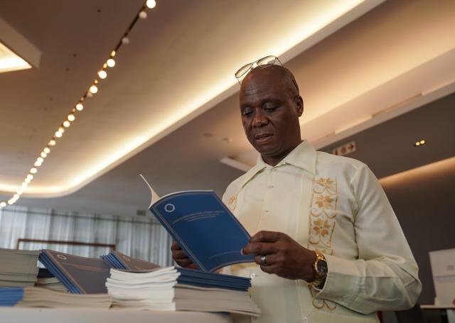 (251113) -- JOHANNESBURG, Nov. 13, 2025 (Xinhua) -- A delegate reads a report titled "Jointly Building a New Model of Global Leadership -- Work Together in Pursuit of a More Just and Rational Global Governance System" at the Global South Media and Think Tank Forum China-Africa Partnership Conference in Johannesburg, South Africa, Nov. 13, 2025. The Xinhua Institute, a think tank affiliated with Xinhua News Agency, released the report here on Thursday. (Xinhua/Han Xu)
