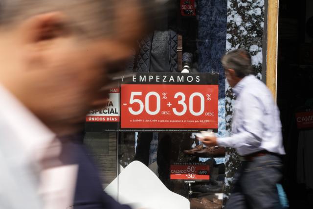 (251113) -- MEXICO CITY, Nov. 13, 2025 (Xinhua) -- People walk past a store at the first day of the special sales event known as "El Buen Fin," in Mexico City, capital of Mexico, Nov. 13, 2025. (Xinhua/Francisco Canedo)