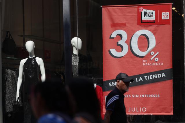 (251113) -- MEXICO CITY, Nov. 13, 2025 (Xinhua) -- People walk past a store at the first day of the special sales event known as "El Buen Fin," in Mexico City, capital of Mexico, Nov. 13, 2025. (Xinhua/Francisco Canedo)
