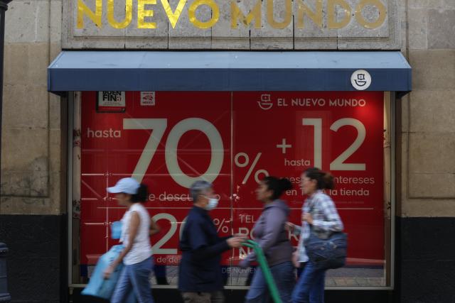 (251113) -- MEXICO CITY, Nov. 13, 2025 (Xinhua) -- People walk past a store at the first day of the special sales event known as "El Buen Fin," in Mexico City, capital of Mexico, Nov. 13, 2025. (Xinhua/Francisco Canedo)