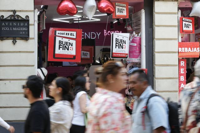 (251113) -- MEXICO CITY, Nov. 13, 2025 (Xinhua) -- People walk past a store at the first day of the special sales event known as "El Buen Fin," in Mexico City, capital of Mexico, Nov. 13, 2025. (Xinhua/Francisco Canedo)