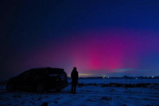(251114) -- BEIJING, Nov. 14, 2025 (Xinhua) -- This photo taken on Nov. 12, 2025 shows a person watching the aurora in Heihe City, northeast China's Heilongjiang Province. (Photo by Qian Boyu/Xinhua)