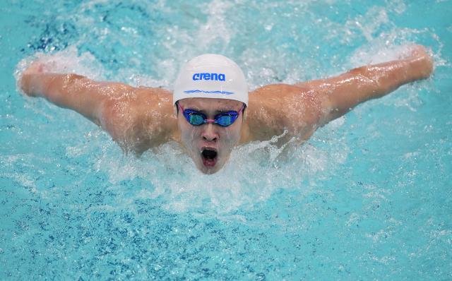 (251114) -- BEIJING, Nov. 14, 2025 (Xinhua) -- Xu Fang of Shandong competes during the men's 200m butterfly final of swimming at China's 15th National Games in Shenzhen, south China's Guangdong Province, Nov. 13, 2025. (Xinhua/Tenzin Nyida)