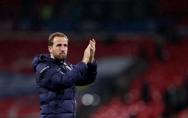 (251114) -- LONDON, Nov. 14, 2025 (Xinhua) -- England's Harry Kane greets the spectators after the World Cup 2026 European Qualifiers group K football match between England and Serbia in London, Britain, Nov. 13, 2025. (Xinhua/Li Ying)