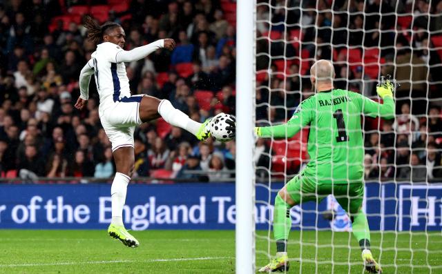 (251114) -- LONDON, Nov. 14, 2025 (Xinhua) -- England's Eberechi Eze (R) shoots during the World Cup 2026 European Qualifiers group K football match between England and Serbia in London, Britain, Nov. 13, 2025. (Xinhua/Li Ying)