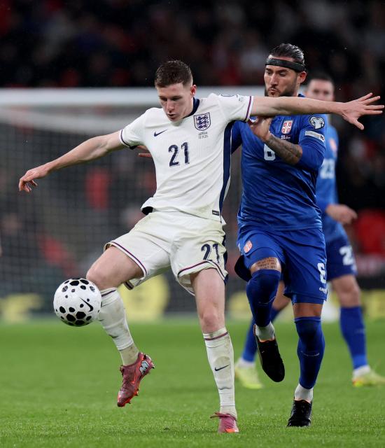 (251114) -- LONDON, Nov. 14, 2025 (Xinhua) -- England's Elliot Anderson (L) vies with Serbia's Nemanja Gudelj during the World Cup 2026 European Qualifiers group K football match between England and Serbia in London, Britain, Nov. 13, 2025. (Xinhua/Li Ying)
