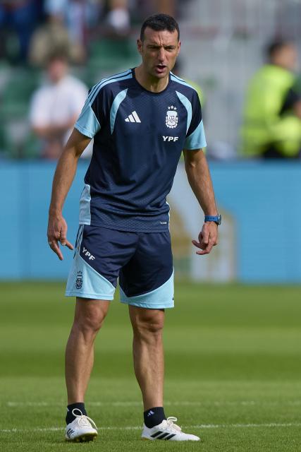 (251114) -- ELCHE, Nov. 14, 2025 (Xinhua) -- Lionel Scaloni, head coach of the Argentina national football team, attends a training session at Martinez Valero Stadium in Elche, Spain, on Nov. 13, 2025. (Str/Xinhua)