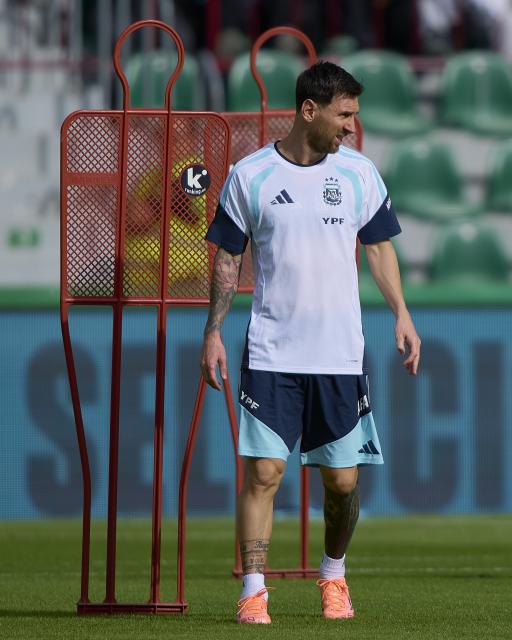 (251114) -- ELCHE, Nov. 14, 2025 (Xinhua) -- Lionel Messi of the Argentina national football team attends a training session at Martinez Valero Stadium in Elche, Spain, on Nov. 13, 2025. (Str/Xinhua)