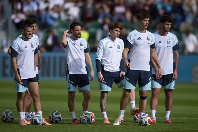 (251114) -- ELCHE, Nov. 14, 2025 (Xinhua) -- Players of the Argentina national football team attend a training session at Martinez Valero Stadium in Elche, Spain, on Nov. 13, 2025. (Str/Xinhua)
