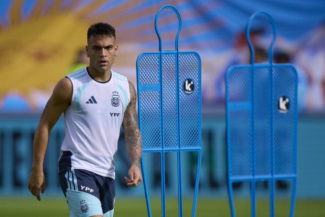 (251114) -- ELCHE, Nov. 14, 2025 (Xinhua) -- Lautaro Martinez of the Argentina national football team attends a training session at Martinez Valero Stadium in Elche, Spain, on Nov. 13, 2025. (Str/Xinhua)
