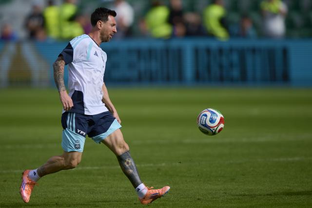 (251114) -- ELCHE, Nov. 14, 2025 (Xinhua) -- Lionel Messi of the Argentina national football team attends a training session at Martinez Valero Stadium in Elche, Spain, on Nov. 13, 2025. (Str/Xinhua)