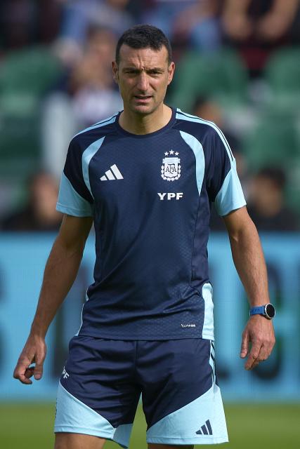 (251114) -- ELCHE, Nov. 14, 2025 (Xinhua) -- Lionel Scaloni, head coach of the Argentina national football team, attends a training session at Martinez Valero Stadium in Elche, Spain, on Nov. 13, 2025. (Str/Xinhua)