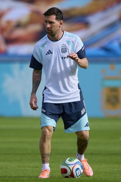 (251114) -- ELCHE, Nov. 14, 2025 (Xinhua) -- Lionel Messi of the Argentina national football team attends a training session at Martinez Valero Stadium in Elche, Spain, on Nov. 13, 2025. (Str/Xinhua)