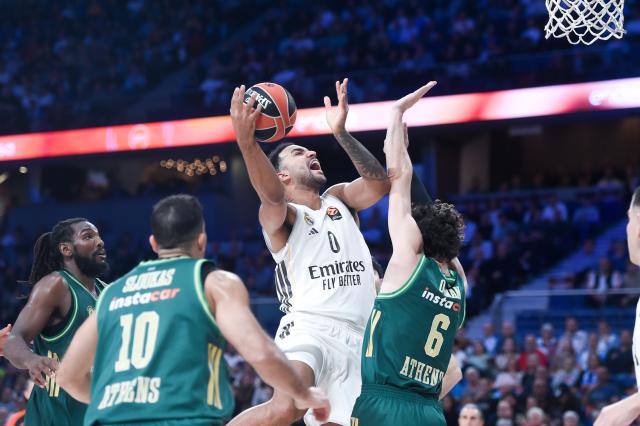 (251114) -- MADRID, Nov. 14, 2025 (Xinhua) -- Trey Lyles (top) of Real Madrid goes for a layup during the regular season 11th round of the Euroleague basketball match between Real Madrid of Spain and Panathinaikos Aktor Athens of Greece at Movistar Arena in Madrid, Spain, on Nov. 13, 2025. (Photo by Gustavo Valiente/Xinhua)