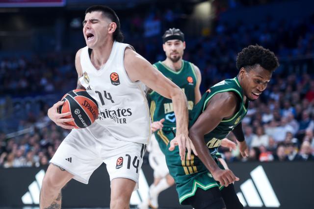 (251114) -- MADRID, Nov. 14, 2025 (Xinhua) -- Gabriel Deck (L) of Real Madrid vies with Tj Shorts (R) of Panathinaikos Aktor Athens during the regular season 11th round of the Euroleague basketball match between Real Madrid of Spain and Panathinaikos Aktor Athens of Greece at Movistar Arena in Madrid, Spain, on Nov. 13, 2025. (Photo by Gustavo Valiente/Xinhua)