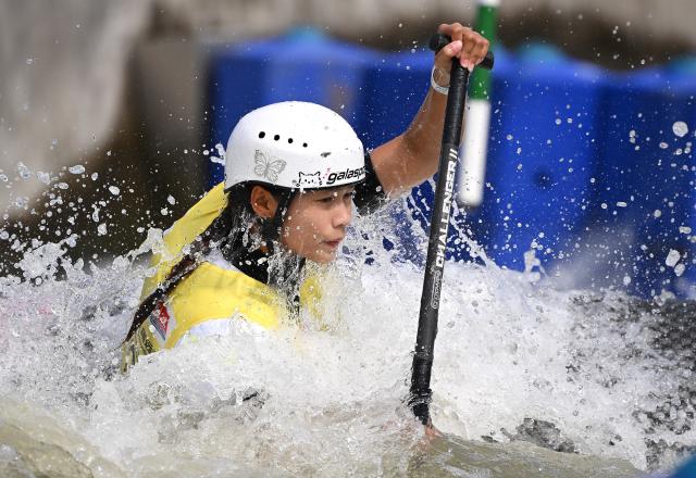 (251114) -- GUANGZHOU, Nov. 14, 2025 (Xinhua) -- Yang Ting of Yunnan competes during the women's canoe single final of canoe slalom at China's 15th National Games in Guangzhou, south China's Guangdong Province, Nov. 14, 2025. (Xinhua/Xiao Yijiu)