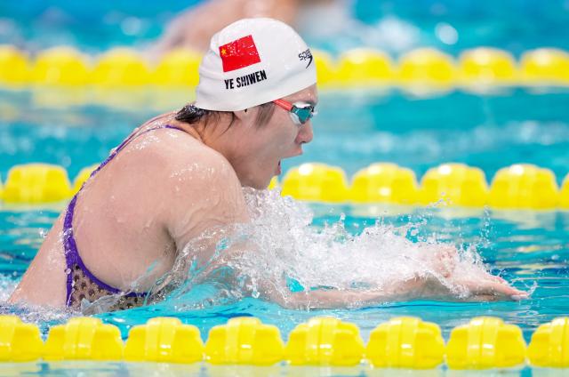 (251114) -- SHENZHEN, Nov. 14, 2025 (Xinhua) -- Ye Shiwen of Zhejiang competes during the women's 200m breaststroke preliminary of swimming event at China's 15th National Games in Shenzhen, south China's Guangdong Province, Nov. 14, 2025. (Xinhua/Xia Yifang)
